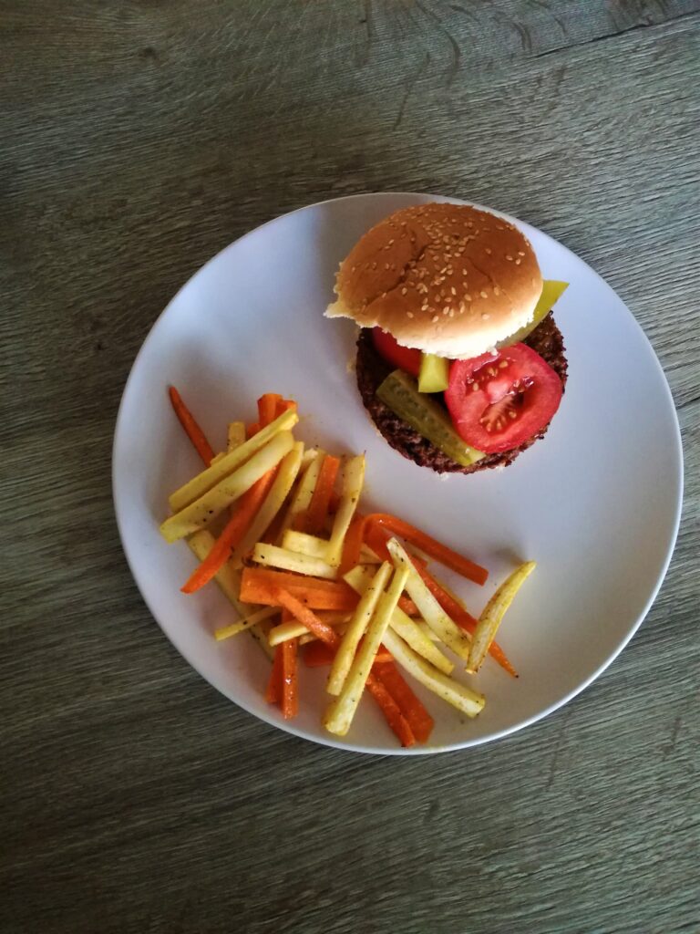 Vegetarische hamburger met groentefrietjes - Diëtistenpraktijk Lieke