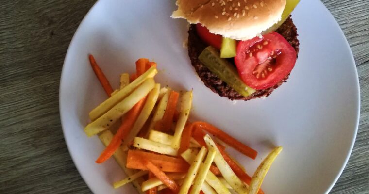 Vegetarische hamburger met groentefrietjes